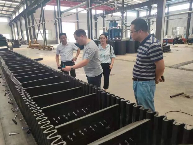 撸撸社下载安装大傾角輸送帶生產現場